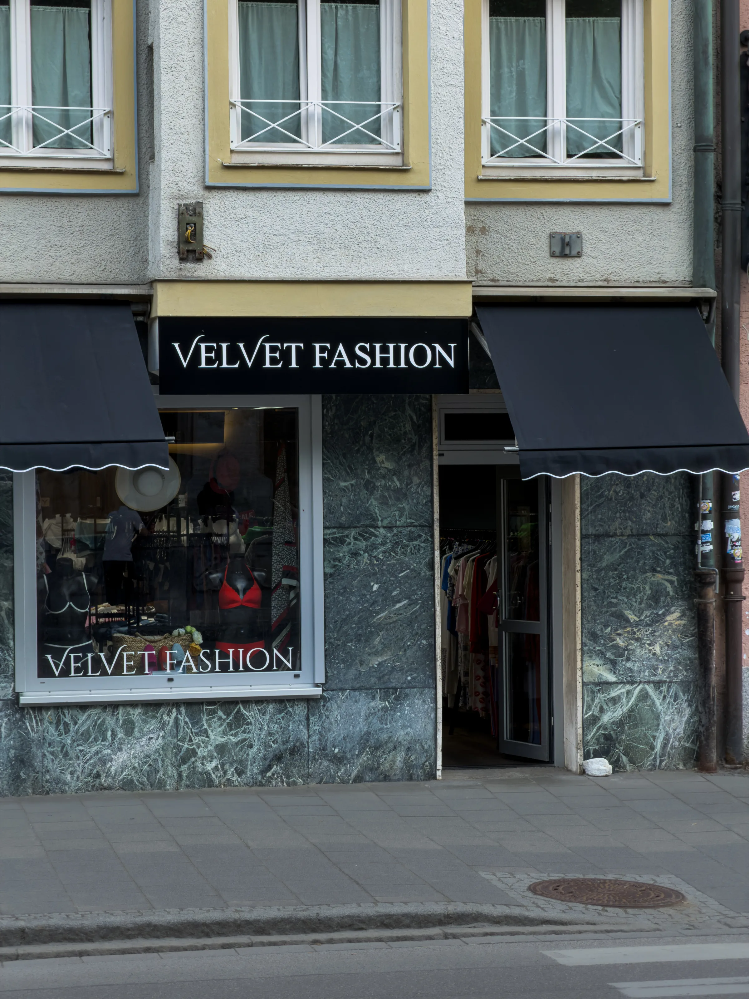 Werbetechnik — Schaufensterbeschriftung Velvet Fashion
